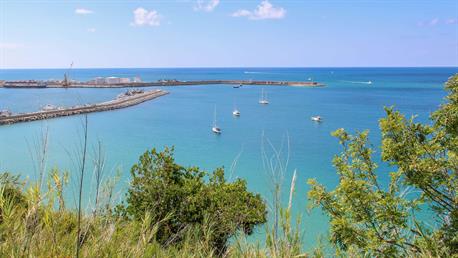 Das Ankern vor dem Hafen in Vibo ist ideal. Die vorgezogene Hafenmauer schützt gut vor dem Nordwestwind und dem Schwell. Position: N38°43'14,0982" & E16°07'52,5935".